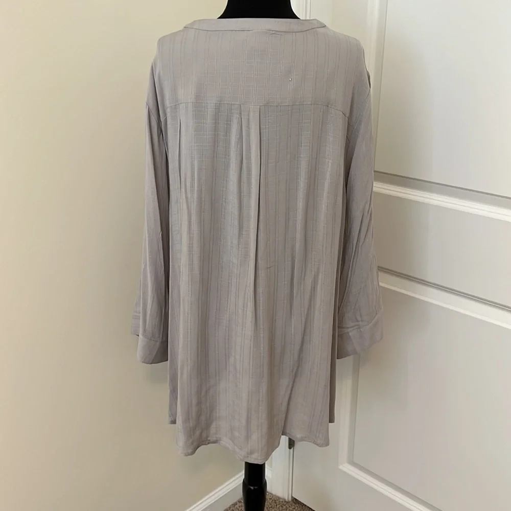 Torrid 3x gray shirt blouse - Picture 5 of 9